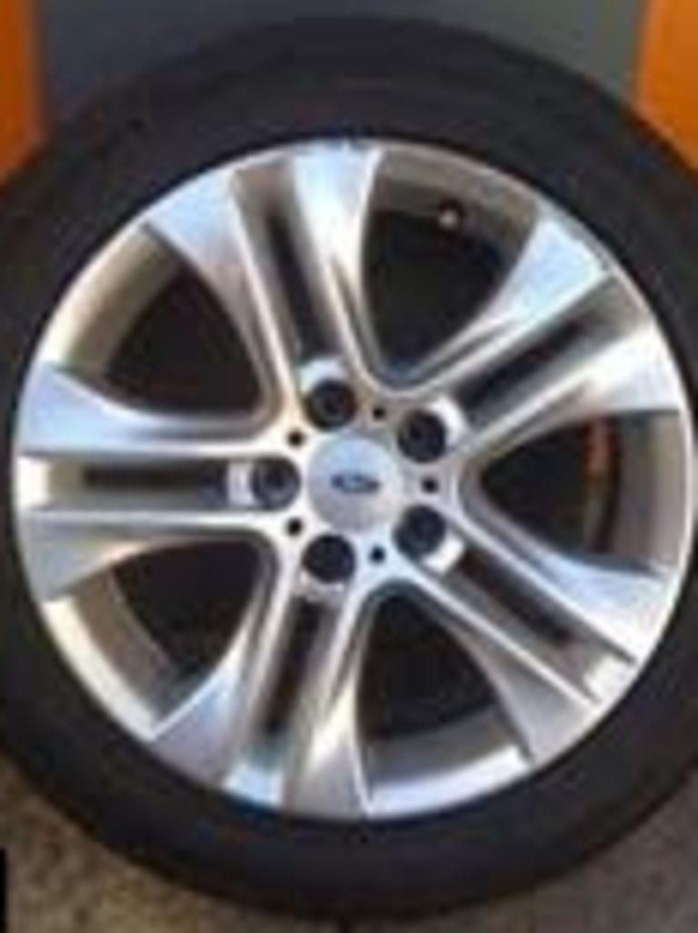 The car had distinctive wheel rims.